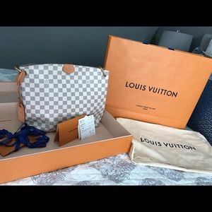Barely used authentic Louis Vuitton. Beautiful!